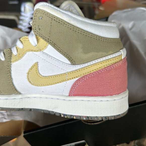 Grade School Jordan 1 Mid size 4.5y - Picture 8 of 8